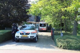 Zwaar bewapende agenten bij woning in De Kwakel