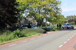 Zwaar bewapende agenten bij woning in De Kwakel