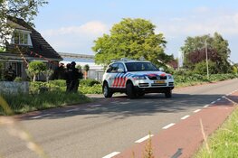 Zwaar bewapende agenten bij woning in De Kwakel