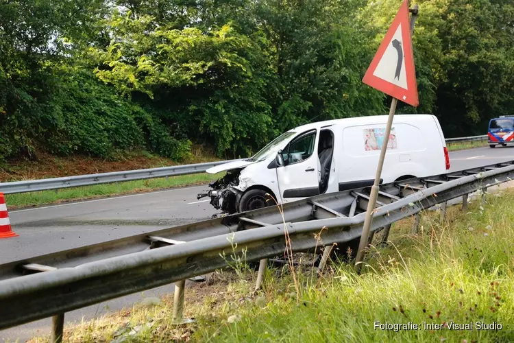Bestelbus tegen vangrail in Vijfhuizen