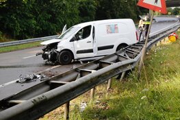 Bestelbus tegen vangrail in Vijfhuizen