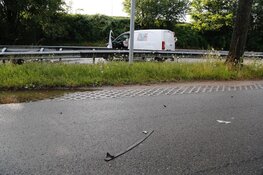 Bestelbus tegen vangrail in Vijfhuizen