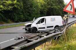 Bestelbus tegen vangrail in Vijfhuizen