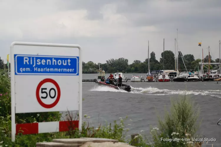 Zinkend bootje in Rijsenhout: hulpdiensten onderzoeken mogelijk persoon ter water