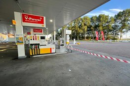 Auto vliegt in brand bij tankstation langs A4 bij Hoofddorp