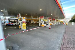 Auto vliegt in brand bij tankstation langs A4 bij Hoofddorp
