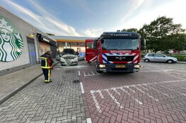 Auto vliegt in brand bij tankstation langs A4 bij Hoofddorp