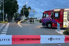 Harde botsing in Boesingheliede: bestelbus op de kop