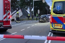 Harde botsing in Boesingheliede: bestelbus op de kop