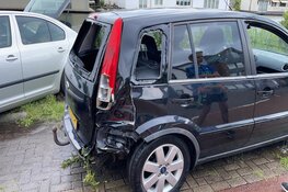 Twee personen gered uit zinkende auto in Badhoevedorp