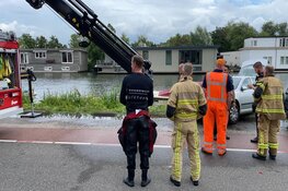 Twee personen gered uit zinkende auto in Badhoevedorp