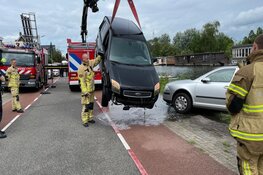 Twee personen gered uit zinkende auto in Badhoevedorp