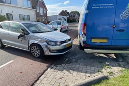 Auto knalt op geparkeerde bus bij Badhoevedorp, twee personen in ambulance nagekeken