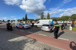 Auto knalt op geparkeerde bus bij Badhoevedorp, twee personen in ambulance nagekeken