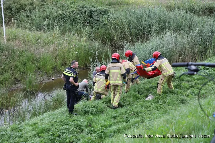 Vrouw raakt met fiets te water in Aalsmeer