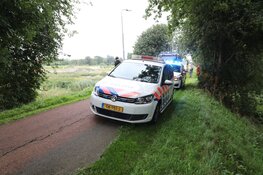 Vrouw raakt met fiets te water in Aalsmeer