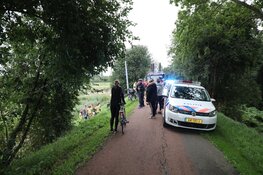Vrouw raakt met fiets te water in Aalsmeer