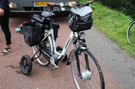 Vrouw raakt met fiets te water in Aalsmeer