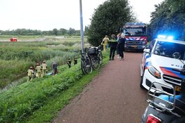 Vrouw raakt met fiets te water in Aalsmeer