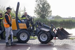 Wielrenner gewond na botsing met kleine graafmachine in Zwanenburg