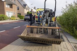 Wielrenner gewond na botsing met kleine graafmachine in Zwanenburg