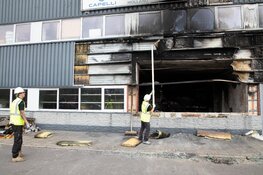Schade bij bedrijven na nachtelijke brand Aalsmeer goed zichtbaar