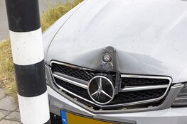 Automobilist eindigt tegen verkeerslicht in de Cruquius