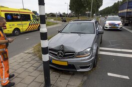 Automobilist eindigt tegen verkeerslicht in de Cruquius