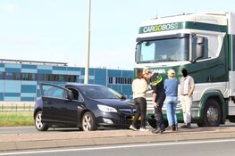 Auto en vrachtwagen botsen in Aalsmeer