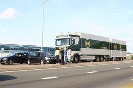 Auto en vrachtwagen botsen in Aalsmeer