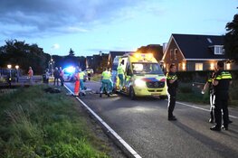 Scooterrijder botst op paaltje in De Kwakel