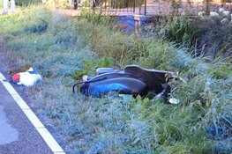 Scooterrijder botst op paaltje in De Kwakel