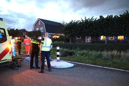 Scooterrijder botst op paaltje in De Kwakel