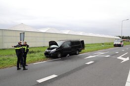 Bestelbusje vat vlam onder de motorkap in Aalsmeer