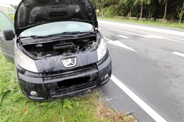 Bestelbusje vat vlam onder de motorkap in Aalsmeer