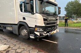 Persoon gewond geraakt bij botsing tussen vrachtwagen en auto in Vijfhuizen