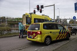 Bestuurder snorscooter lelijk gewond na botsing paaltje in Halfweg