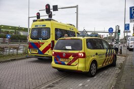 Bestuurder snorscooter lelijk gewond na botsing paaltje in Halfweg