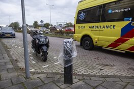 Bestuurder snorscooter lelijk gewond na botsing paaltje in Halfweg