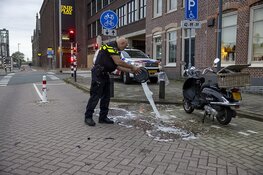 Bestuurder snorscooter lelijk gewond na botsing paaltje in Halfweg
