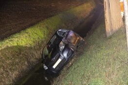 Auto in de sloot en scooter onderuit door modderige Kaagweg in Abbenes