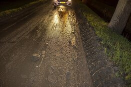 Auto in de sloot en scooter onderuit door modderige Kaagweg in Abbenes