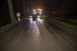 Auto in de sloot en scooter onderuit door modderige Kaagweg in Abbenes