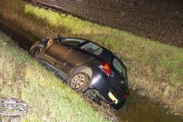 Auto in de sloot en scooter onderuit door modderige Kaagweg in Abbenes