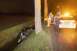 Auto in de sloot en scooter onderuit door modderige Kaagweg in Abbenes