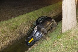 Auto in de sloot en scooter onderuit door modderige Kaagweg in Abbenes