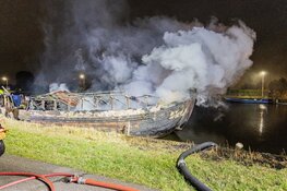 Woonboot in brand in Vijfhuizen