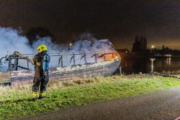 Woonboot in brand in Vijfhuizen