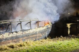 Woonboot in brand in Vijfhuizen