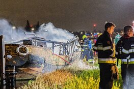 Woonboot in brand in Vijfhuizen